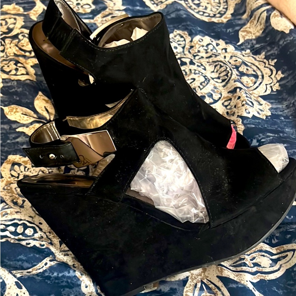 Black wedges